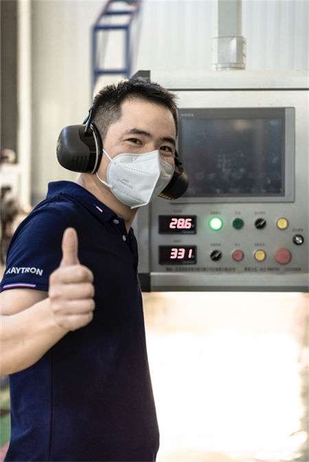 電池極耳材料生產(chǎn)工人
