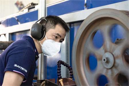工人在壓延箔條生產(chǎn)車間中工作